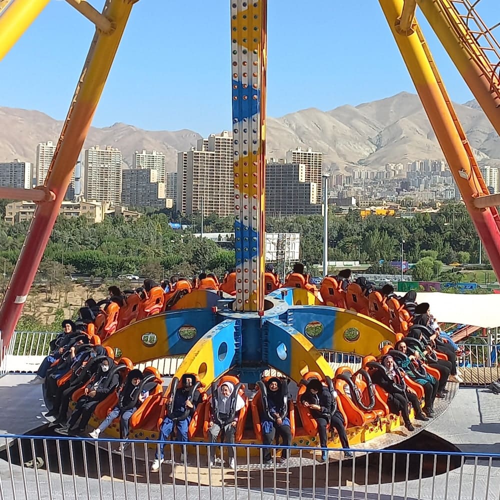 فریزبی در شهربازی برج میلاد