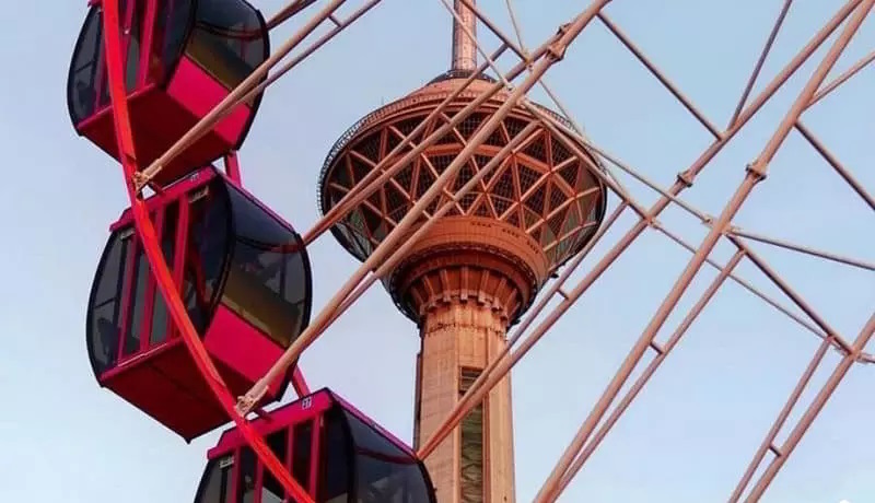 چرخ و فلک با نمایی از برج میلاد