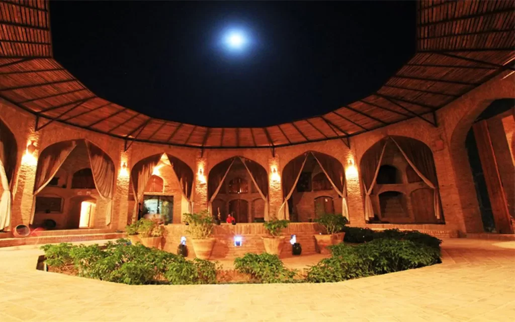 کاروانسرای زینالدین یزد در شب