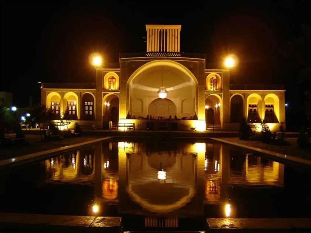 بوستان ناجی یزد در شب