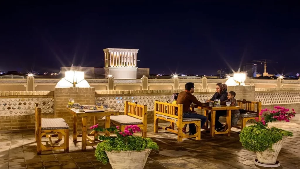 کافهها و رستورانهای سنتی یزد در شب
