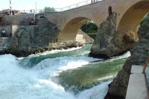 زاینده رود از کدام شهرها عبور میکند و به کجا میریزد؟