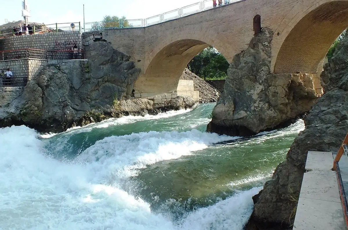 زاینده رود از کدام شهرها عبور میکند و به کجا میریزد؟